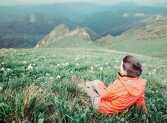 포토 JPG 해외이미지 백인 1 여자 꽃 여행 밭 자연 휴식 산 한명 사람 성인 야외 초록색 여행객 하이킹 들꽃 모험가 하이커 해외포토 서양인 식물 컬러 컨셉 농업 레저 생태계 파일형식 이미지허브