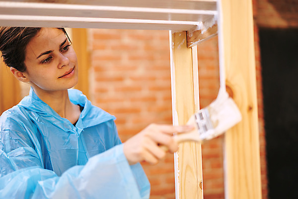 포토 JPG 해외이미지 여자 한명 들기 상반신 성인 목재 앞모습 페인트칠 집중 바르기 페인트붓 목공예 목재가구 셀프 성인여자한명만 셀프인테리어 해외포토 나무 1 뷰포인트 가구 컨셉 재료 모션 페인팅 사람 인테리어 붓 공예 여자한명만 성인여자만 파일형식 이미지허브