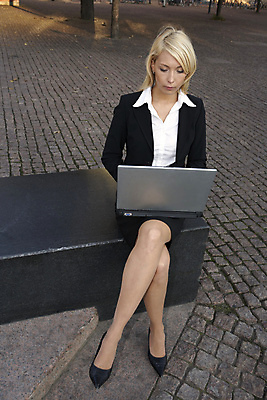 포토 JPG 해외이미지 백인 여자 비즈니스 청소년 한명 20대 성인 야외 노트북 금발 비즈니스우먼 싱글 해외포토 서양인 1 헤어스타일 사람 청년 전자제품 직장인 파일형식 이미지허브