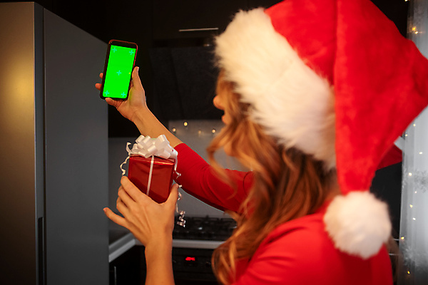 포토 JPG 해외이미지 모자 손 여자 행복 크리스마스 탁자 모바일 휴가 새해 주택 선물 사랑 한명 미소 사람 앉기 장식 빨간색 스마트폰 핸드폰 주방 화환 희망 기쁨 램프 축하 잡기 커튼 기다림 12월 문자메시지 캡모자 크리스마스이브 해외포토 모자_잡화 1 잡화 기념일 꽃 감정 컬러 가구 컨셉 모션 조명 표정 건물 신체부위 전자제품 스마트기기 날짜 메시지 파일형식 이미지허브