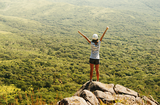 포토 JPG 해외이미지 라이프스타일 여자 행복 무기 여행 배낭 자연 성공 산 건강 한명 사람 야외 트래킹 기쁨 하이킹 자유 오픈 정상 오르기 백패커 승자 절정 하이커 해외포토 1 감정 컨셉 가방 모션 레저 생활 생태계 파일형식 이미지허브