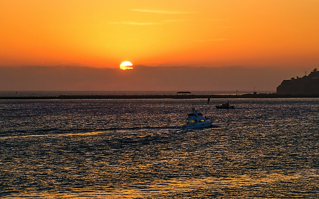 포토 JPG 해외이미지 바다 자연 하늘 아침 사람없음 야외 햇빛 태양 일출 항구 보트 해외포토 주간 자연요소 배_교통 교통시설 노을 생태계 파일형식 이미지허브