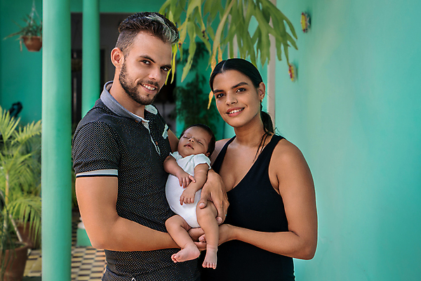 포토 JPG 해외이미지 라이프스타일 커플 여자 남자 행복 아들 어린이 결혼 가족 관계 결혼식 엄마 새로움 함께함 실내 건강 사랑 미소 사람 소년 세명 부모 육아 아기 신생아 잡기 아빠 보호 돌봄 해외포토 감정 컨셉 모션 표정 이벤트 내부 생활 파일형식 이미지허브