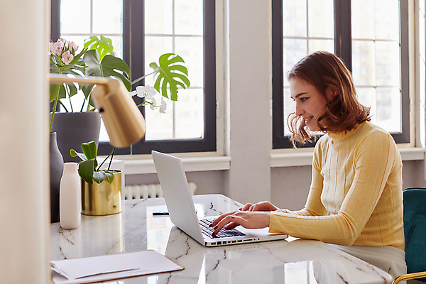 포토 JPG 해외이미지 백인 직업 1 라이프스타일 응시 여자 교육 행복 백그라운드 인터넷 비즈니스 사업가 통신 탁자 성공 노동자 주택 직장 실내 한명 미소 사람 앉기 성인 노트북 컴퓨터 사무실 뷰티 정보 흰색 업무 비즈니스우먼 책상 경영자 경영 해외포토 서양인 시선 감정 컬러 가구 컨셉 회사 모션 표정 내부 건물 생활 전자제품 작업 직장인 리더 파일형식 이미지허브