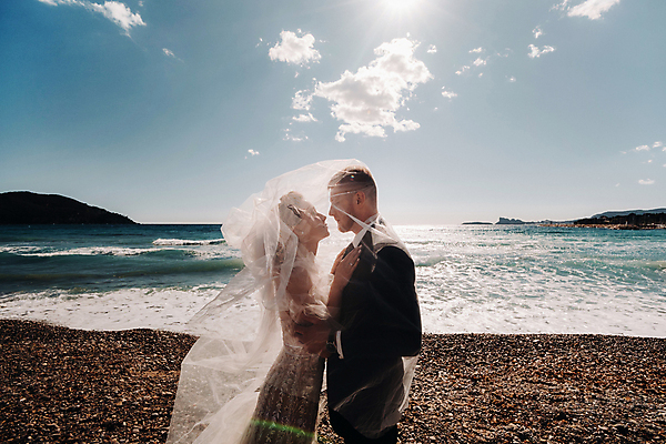 포토 JPG 해외이미지 주간 구름 여자 남자 웨딩드레스 결혼 신혼부부 키스 면사포 사랑 미소 정장 턱시도 상반신 성인 해변 야외 두명 햇빛 태양 감싸기 신랑신부 성인만 수평선 웨딩촬영 해외포토 자연요소 부부 드레스 옷 감정 신부_웨딩 바다 신랑 모션 표정 사람 이벤트 애정표현 신혼 결혼소품 기념사진 파일형식 이미지허브