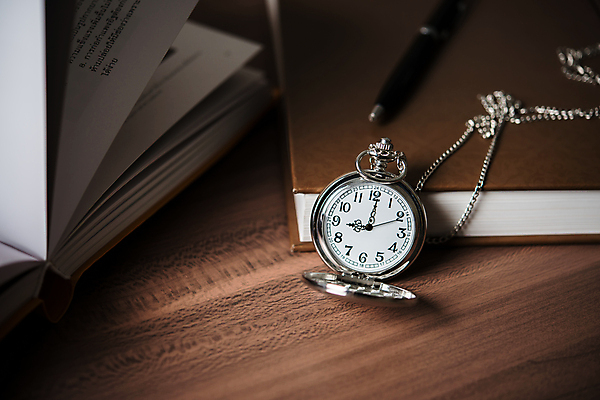 포토 JPG 해외이미지 디자인 교육 시계 목걸이 탁자 사람없음 목재 책 학습 공백 시험 수확 골동품 시간 업무 황금 클래식 우아함 주머니 손목시계 오브젝트 복고 아날로그 다이얼 타이머 옛날 해외포토 나무 가구 컨셉 농업 재료 장신구 작업 파일형식 이미지허브