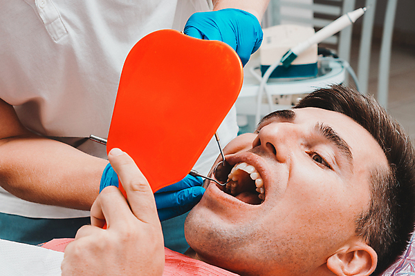 포토 JPG 해외이미지 직업 여자 남자 의자 건강 치과 병원 한명 미소 앉기 성인 치료 약 건강관리 거울 환자 의사 도구 잡기 치아 토론 치과의사 방문 순서 돌봄 방법 위생관리 치통 해외포토 1 가구 의학 모션 표정 관리 사람 의료진 소화기관 질병 파일형식 이미지허브