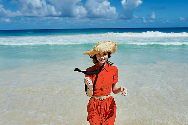 포토 JPG 해외이미지 주간 원피스 여자 여유 바람 휴식 한명 웃음 상반신 성인 해변 야외 앞모습 여름휴가 바캉스 즐거움 밀짚모자 성인여자한명만 해외포토 자연요소 모자_잡화 1 옷 감정 바다 뷰포인트 컨셉 날씨 휴가 표정 사람 여자한명만 성인여자만 파일형식 여름_계절 이미지허브