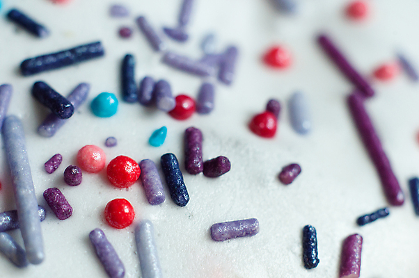 포토 JPG 해외이미지 전통 종교 공 휴가 사람없음 장식 빨간색 파란색 보라색 흰색 원형 막대기 달콤 설탕 굽기 뿌리기 레시피 터키석 해외포토 도형 컬러 모션 맛 보석 구이 파일형식 이미지허브