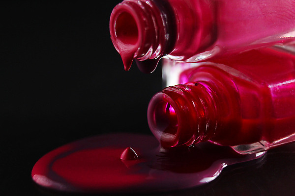 포토 JPG 해외이미지 검은배경 근접촬영 사람없음 화장품 떨어짐 오브젝트 매니큐어 쏟아짐 트렌드컬러 비바마젠타 해외포토 뷰포인트 컬러 백그라운드 컨셉 모션 뷰티 검은색 파일형식 이미지허브