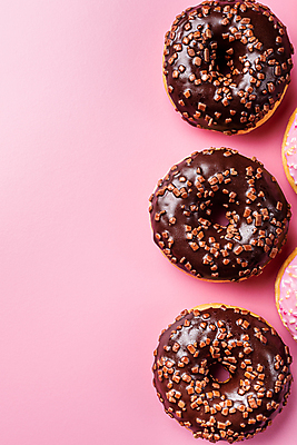 포토 JPG 해외이미지 디저트 사람없음 초콜릿 도넛 달콤 일렬 플랫레이 분홍색배경 해외포토 음식 분홍색 백그라운드 플랫 맛 파일형식 이미지허브