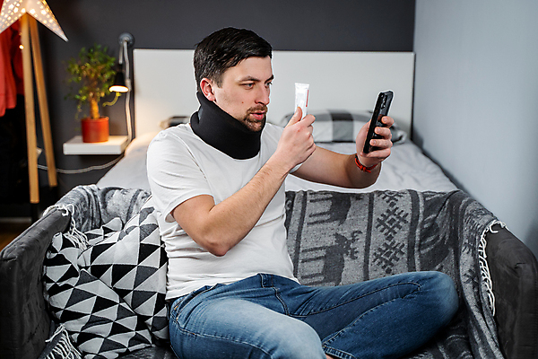 포토 JPG 해외이미지 남자 통신 회의 모바일 주택 한명 앉기 성인 스마트폰 핸드폰 알약 약 거품 고통 의사 질병 사건 척추 준비 약속 부름 목 동영상 보험 골절 깨짐 조언 지원 진통제 치료제 해외포토 1 감정 컨셉 비즈니스 의학 모션 뼈 사람 건물 신체부위 전자제품 스마트기기 의료진 파일형식 이미지허브