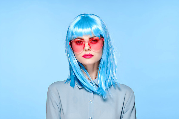 포토 JPG 해외이미지 여자 하늘색 한명 상반신 성인 앞모습 선글라스 가발 성인여자한명만 힙스터 해외포토 1 패션 안경 뷰포인트 사람 파란색 여자한명만 성인여자만 파일형식 이미지허브