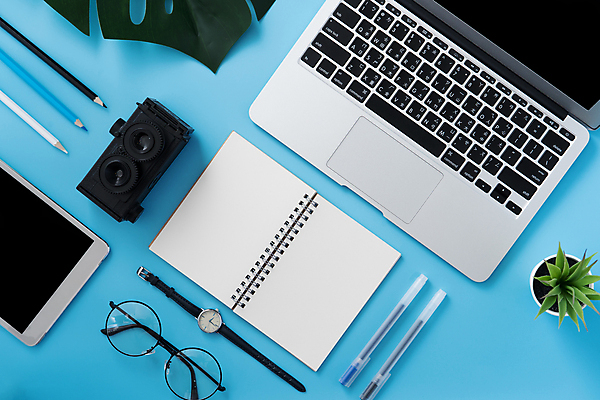 포토 JPG 해외이미지 라이프스타일 디자인 안경 백그라운드 잎 비즈니스 장신구 탁자 주택 직장 사람없음 책 파란색 노트북 컴퓨터 사무실 유행 카메라 우주 디지털 다이어리 쪽지 공책 공백 흰색 키보드 업무 작업실 플랫 정상 작가 손목시계 책상 위치 거짓 프리랜서 목업 스타일 힙스터 카피스페이스 미니멀리스트 미니멀 해외포토 식물 직업 잡화 패션 시계 컬러 가구 회사 문구용품 건물 생활 전자제품 사무용품 작업 파일형식 이미지허브