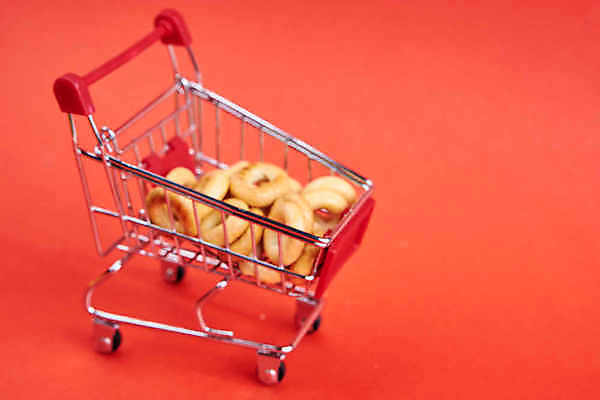 포토 JPG 해외이미지 실내 사람없음 쇼핑 쇼핑카 미니어처 오브젝트 베이글 빨간배경 해외포토 빵 백그라운드 내부 빨간색 모형 카트 파일형식 이미지허브