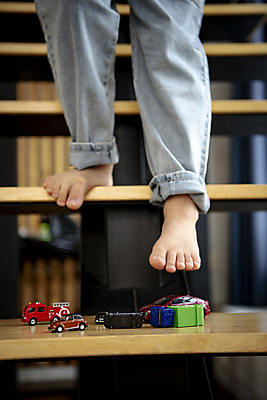 포토 JPG 어린이라이프 발 실내 앞모습 아웃포커스 신체부위 장난감 계단 다리 위험 장난감자동차 밟기 안전사고 어린이사고 어린이안전 내려오기 국내포토 라이프스타일 어린이 뷰포인트 컨셉 모션 촬영기법 안전 사람 내부 사건 파일형식