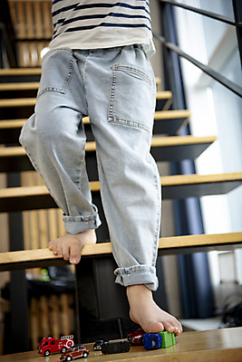 포토 JPG 남자 어린이라이프 어린이 실내 한명 소년 앞모습 장난감 계단 한국인 하반신 위험 창가 밟기 안전사고 어린이사고 어린이안전 소년한명만 내려오기 국내포토 1 라이프스타일 뷰포인트 컨셉 창문 모션 안전 사람 동양인 내부 사건 남자한명만 소년만 파일형식