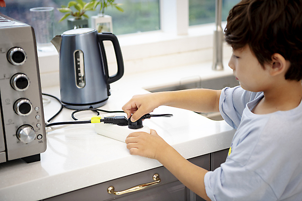 포토 JPG 남자 어린이라이프 어린이 실내 한명 소년 상반신 옆모습 주방 한국인 잡기 플러그 전기에너지 위험 커피포트 싱크대 안전사고 어린이사고 어린이안전 전기감전 전기사고 전기안전 소년한명만 국내포토 1 라이프스타일 뷰포인트 컨셉 모션 주전자 안전 사람 동양인 내부 에너지 사건 개수대 감전 남자한명만 소년만 파일형식