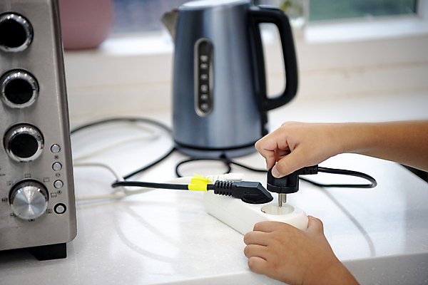 포토 JPG 손 어린이라이프 실내 들기 신체부위 주방 잡기 플러그 전기에너지 위험 커피포트 싱크대 안전사고 어린이사고 어린이안전 전기감전 전기사고 전기안전 국내포토 라이프스타일 어린이 컨셉 모션 주전자 안전 사람 내부 에너지 사건 개수대 감전 파일형식