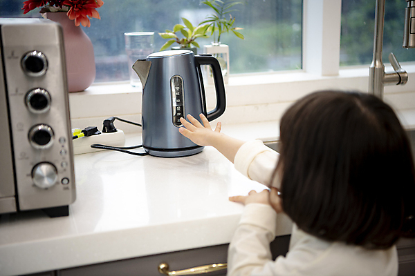 포토 JPG 여자 어린이라이프 화분 어린이 실내 한명 소녀 상반신 뒷모습 주방 한국인 뜨거움 위험 커피포트 창가 싱크대 안전사고 어린이사고 손뻗기 어린이안전 화상 소녀한명만 국내포토 1 라이프스타일 뷰포인트 컨셉 창문 모션 주전자 안전 사람 동양인 내부 상처 사건 개수대 여자한명만 소녀만 파일형식