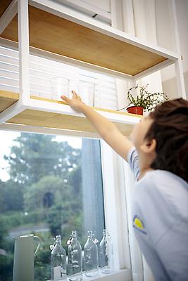 포토 JPG 남자 어린이라이프 화분 어린이 유리병 잔 실내 한명 소년 상반신 옆모습 주방 한국인 위험 찬장 창가 안전사고 어린이사고 손뻗기 어린이안전 소년한명만 국내포토 1 라이프스타일 식기 뷰포인트 가구 컨셉 창문 모션 병_용기 안전 사람 동양인 내부 사건 남자한명만 소년만 파일형식