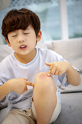 포토 JPG 남자 어린이라이프 어린이 실내 한명 앉기 소년 상반신 앞모습 소파 눈감음 고통 한국인 가리킴 상처 위험 안전사고 어린이사고 어린이안전 소년한명만 국내포토 1 라이프스타일 감정 뷰포인트 컨셉 의자 모션 안전 사람 동양인 손짓 내부 사건 남자한명만 소년만 파일형식