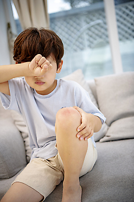 포토 JPG 남자 어린이라이프 어린이 실내 한명 앉기 소년 상반신 앞모습 소파 주먹 고통 한국인 눈가림 상처 울음 위험 창가 눈물 안전사고 어린이사고 어린이안전 소년한명만 국내포토 1 라이프스타일 감정 뷰포인트 컨셉 의자 창문 모션 표정 안전 사람 동양인 내부 가림 사건 남자한명만 소년만 파일형식