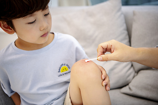 포토 JPG 손 응시 남자 어린이라이프 어린이 실내 한명 소년 상반신 앞모습 신체부위 치료 소파 약 한국인 잡기 상처 바르기 안전사고 어린이사고 면봉 어린이안전 소년한명만 국내포토 1 라이프스타일 시선 뷰포인트 의자 의학 모션 안전 사람 동양인 내부 사건 남자한명만 소년만 파일형식