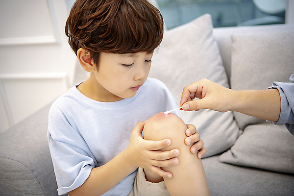 포토 JPG 손 응시 남자 어린이라이프 어린이 실내 한명 앉기 소년 상반신 옆모습 신체부위 치료 소파 약 한국인 잡기 상처 위험 바르기 안전사고 어린이사고 면봉 어린이안전 소년한명만 국내포토 1 라이프스타일 시선 뷰포인트 컨셉 의자 의학 모션 안전 사람 동양인 내부 사건 남자한명만 소년만 파일형식