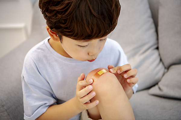 포토 JPG 전신 남자 어린이라이프 어린이 실내 한명 소년 상반신 앞모습 치료 소파 한국인 반창고 상처 위험 불기 안전사고 어린이사고 어린이안전 소년한명만 국내포토 1 라이프스타일 뷰포인트 컨셉 의자 의학 모션 안전 사람 동양인 내부 의료용품 사건 남자한명만 소년만 파일형식