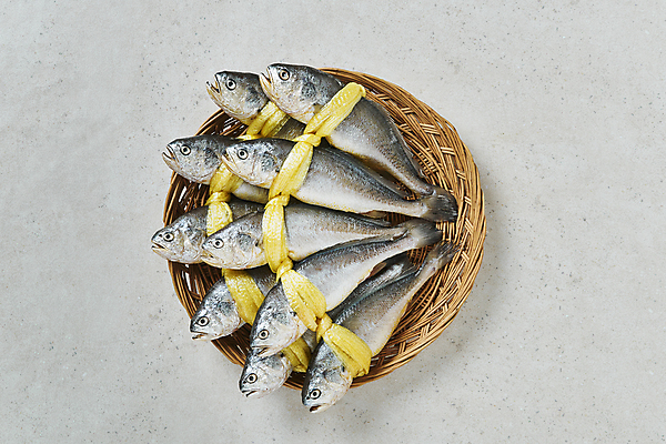 포토 JPG 스튜디오촬영 여러마리 식재료 회색배경 실내 사람없음 하이앵글 소쿠리 묶기 담기 노끈 굴비 국내포토 줄 뷰포인트 다수 백그라운드 모션 어류 내부 바구니 회색 파일형식