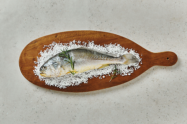 포토 JPG 스튜디오촬영 한마리 식재료 회색배경 실내 사람없음 하이앵글 소금 로즈메리 굴비 나무도마 국내포토 1 뷰포인트 백그라운드 도마 어류 내부 목재 회색 허브 파일형식
