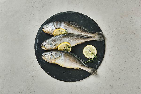 포토 JPG 스튜디오촬영 식재료 회색배경 실내 세마리 사람없음 하이앵글 레몬 슬라이스 로즈메리 굴비 돌판 국내포토 뷰포인트 백그라운드 과일 3 어류 내부 회색 돌_바위 허브 파일형식