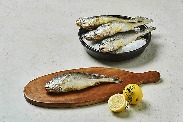 포토 JPG 스튜디오촬영 그릇 여러마리 식재료 회색배경 단면 실내 사람없음 레몬 소금 로즈메리 굴비 나무도마 국내포토 식기 다수 백그라운드 과일 도마 어류 내부 목재 회색 허브 파일형식