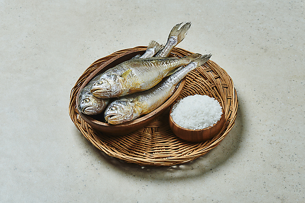 포토 JPG 스튜디오촬영 식재료 회색배경 실내 세마리 사람없음 소쿠리 가득함 담기 소금 굴비 나무그릇 국내포토 그릇 백그라운드 모션 3 어류 내부 목재 바구니 회색 파일형식