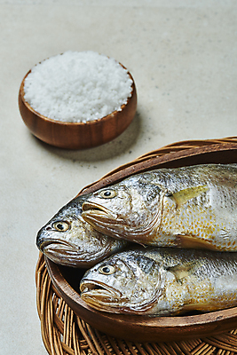 포토 JPG 스튜디오촬영 식재료 회색배경 실내 세마리 사람없음 소쿠리 가득함 담기 소금 굴비 나무그릇 국내포토 그릇 백그라운드 모션 3 어류 내부 목재 바구니 회색 파일형식