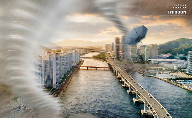 PSD 편집이미지 우산 날리기 바람 사람없음 건물 강 비행 도시 비 자연재해 태풍 토네이도 허리케인 가교 이미지편집 자연요소 건축물 모션 자연현상 날씨 재해 파일형식