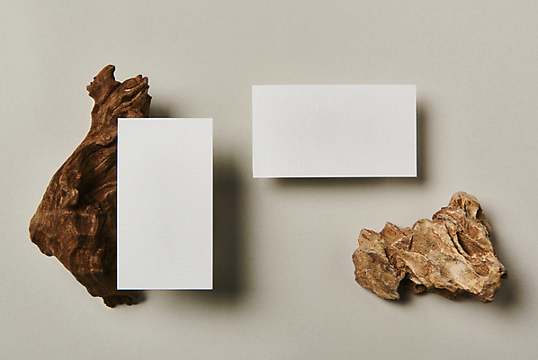 포토 JPG 스튜디오촬영 나무 명함 회색배경 프레임 실내 사람없음 하이앵글 공백 돌_바위 오브젝트 나무조각 디자인소스 목업 카피스페이스 편집소스 국내포토 식물 뷰포인트 백그라운드 내부 목재 회색 파일형식