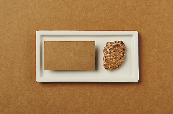 포토 JPG 스튜디오촬영 접시 명함 프레임 실내 사람없음 하이앵글 공백 돌_바위 오브젝트 디자인소스 목업 카피스페이스 편집소스 갈색배경 국내포토 식기 뷰포인트 백그라운드 내부 갈색 파일형식