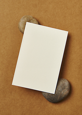 포토 JPG 스튜디오촬영 프레임 실내 사람없음 하이앵글 공백 조약돌 오브젝트 엽서 디자인소스 목업 카피스페이스 편집소스 갈색배경 국내포토 뷰포인트 백그라운드 내부 갈색 돌_바위 편지 파일형식