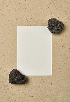 포토 JPG 스튜디오촬영 모래 프레임 실내 사람없음 하이앵글 한개 공백 오브젝트 엽서 디자인소스 현무암 목업 카피스페이스 편집소스 국내포토 1 뷰포인트 내부 편지 화산암 파일형식