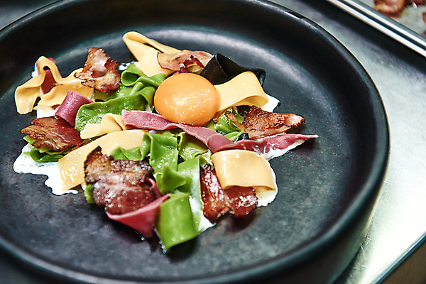 포토 JPG 해외이미지 백인 직업 전통 접시 남자 음식 재료 탁자 파스타 건강 스파게티 육류 돼지고기 요리 사람없음 장식 주방 식당 계란 요리사 식사 저녁식사 앞치마 이탈리아 면 고명 사발 닫기 먹기 준비 햄 만들기 대머리 베이컨 레시피 후추 팔 노른자 핸드메이드 맛있는 해외포토 서양인 헤어스타일 식기 유럽 가구 식재료 모션 서양음식 사람 신체부위 상점 알 사기그릇 향신료 파일형식 이미지허브