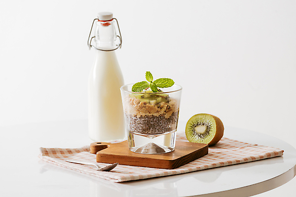 포토 JPG 해외이미지 탁자 단면 실내 키위 사람없음 숟가락 우유 식탁보 우유병 민트 흰배경 요거트 다이어트음식 나무도마 슈퍼푸드 치아시드 해외포토 가구 백그라운드 다이어트 과일 병_용기 유제품 도마 수저 씨앗 내부 목재 흰색 허브 건강식품 파일형식 이미지허브