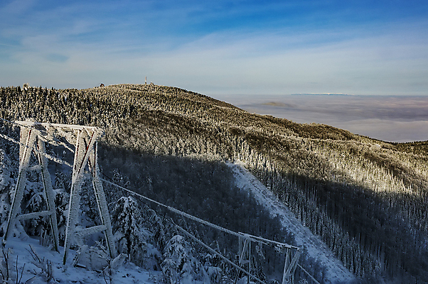 포토 JPG 해외이미지 나무 구름 전통 외관 계절 유럽 여행 겨울 자연 하늘 휴가 산 주택 땋은머리 풍경 사람없음 야외 가로 빛 냉동 얼음 하이킹 추위 흰색 시골 숲 연도 언덕 서리 지역 내추럴 눈내림 모라비아 해외포토 자연요소 식물 헤어스타일 나라 컬러 레저 눈_날씨 건물 생태계 체코 파일형식 이미지허브
