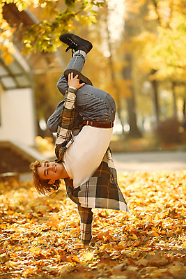 포토 JPG 해외이미지 백인 라이프스타일 커플 계절 공원 여자 남자 안경 백그라운드 2 가족 관계 포옹 자연 놀이 거리 함께함 관리 사랑 사람 야외 두명 햇빛 태양 노란색 유행 일몰 봄 기쁨 낭만 잡기 황금 해외포토 자연요소 서양인 잡화 공공시설 감정 컬러 컨셉 안기 모션 생활 노을 생태계 파일형식 이미지허브