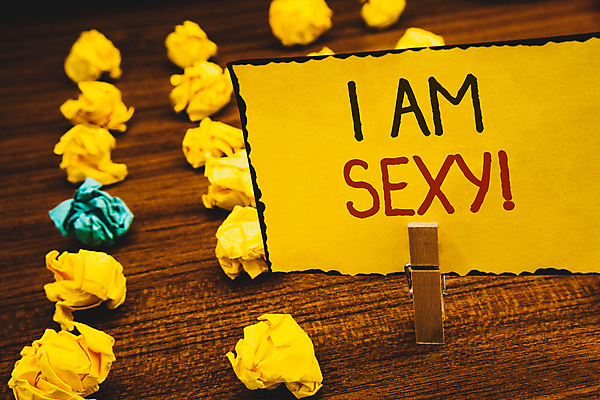 포토 JPG 해외이미지 영어 종이 실내 사람없음 섹시 나무집게 종이뭉치 나무배경 해외포토 문자 백그라운드 컨셉 집게 내부 목재 뭉치 파일형식 이미지허브