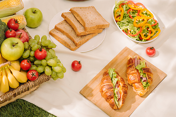 포토 JPG 해외이미지 주간 접시 방울토마토 바나나 사람없음 야외 소풍 바구니 샐러드 사과 식빵 돗자리 청포도 청사과 나무도마 크루아상샌드위치 해외포토 자연요소 식기 음식 빵 토마토 과일 포도 도마 샌드위치 목재 야외활동 파일형식 이미지허브