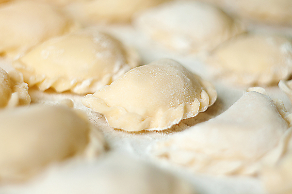 포토 JPG 해외이미지 전통 접시 음식 재료 탁자 양파 감자 파스타 육류 요리 사람없음 노란색 주방 식사 저녁식사 흰색 맛 먹기 준비 흰배경 날것 반죽 만들기 밀가루 레시피 칼로리 성분 점심식사 라비올리 우크라이나 전국 채식주의자 핸드메이드 맛있는 해외포토 식기 유럽 컬러 가구 백그라운드 컨셉 채소 식재료 모션 서양음식 가루 채식 파일형식 이미지허브