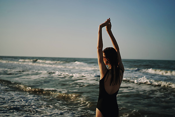 포토 JPG 해외이미지 주간 여자 수영복 여유 휴식 한명 상반신 성인 해변 야외 뒷모습 여름휴가 바캉스 선글라스 손들기 기지개 성인여자한명만 해외포토 자연요소 1 옷 감정 안경 바다 뷰포인트 컨셉 모션 휴가 사람 여자한명만 성인여자만 파일형식 여름_계절 이미지허브