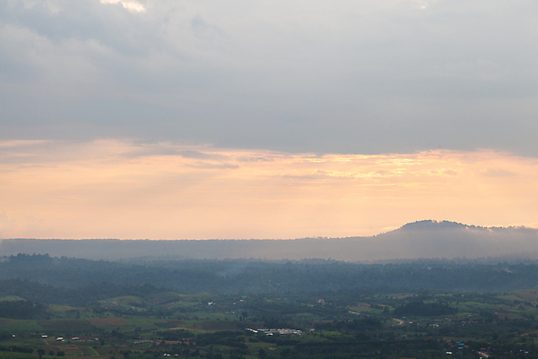 포토 JPG 해외이미지 나무 여행 백그라운드 태국 자연 하늘 아침 산 풍경 사람없음 야외 여름 파란색 빛 햇빛 태양 일출 계곡 황혼 일몰 새벽 안개 가을 시골 저녁 숲 언덕 뿌연 전국 해외포토 주간 자연요소 식물 계절 아시아 컬러 날씨 노을 야간 생태계 파일형식 이미지허브